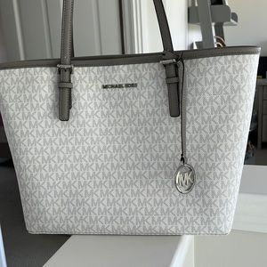 new condition used twice michael kors tote bag!!